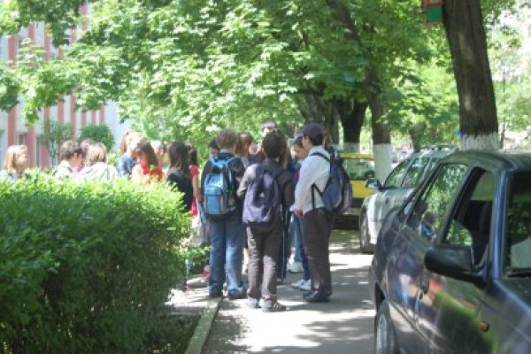 Hoţii au furat dintr-un autocar cu copii, în timpul programului 